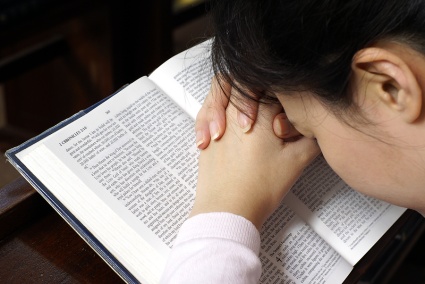 prayer-lady-bible-asian