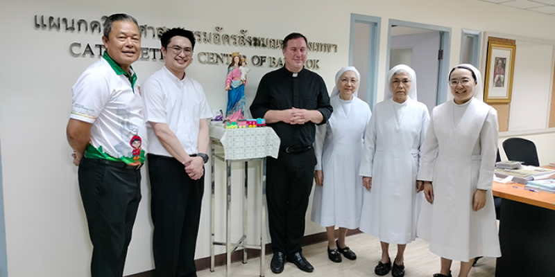 คุณพ่อ Marcus Holden และคณะเซอร์ เยี่ยมเยียนแผนกฯ